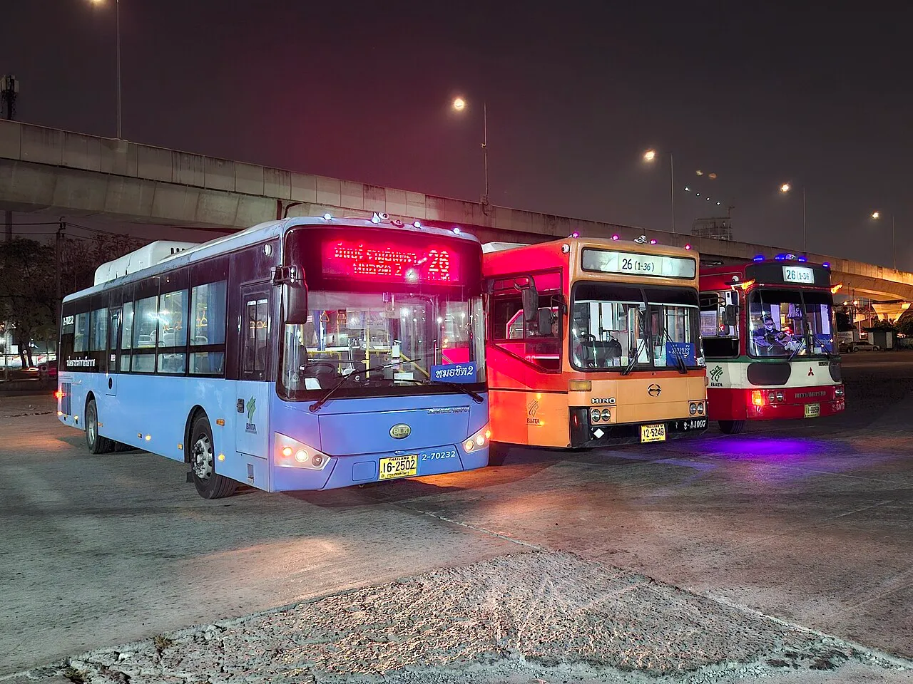 Autobusy miejskie na zajezdni Mo Chit w Bangkoku