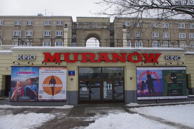 Fasada kina Muranów w Warszawie z plakatami filmowymi