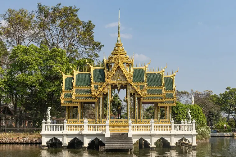Złocony pawilon Aisawan Thipphaya na wodzie w parku Ancient City (Muang Boran)