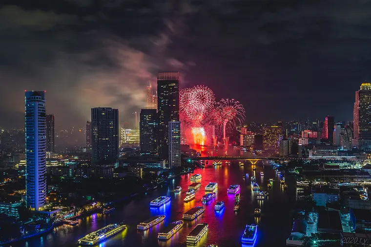 Sylwestrowe fajerwerki nad rzeką Chao Phraya i wieżowcami Bangkoku