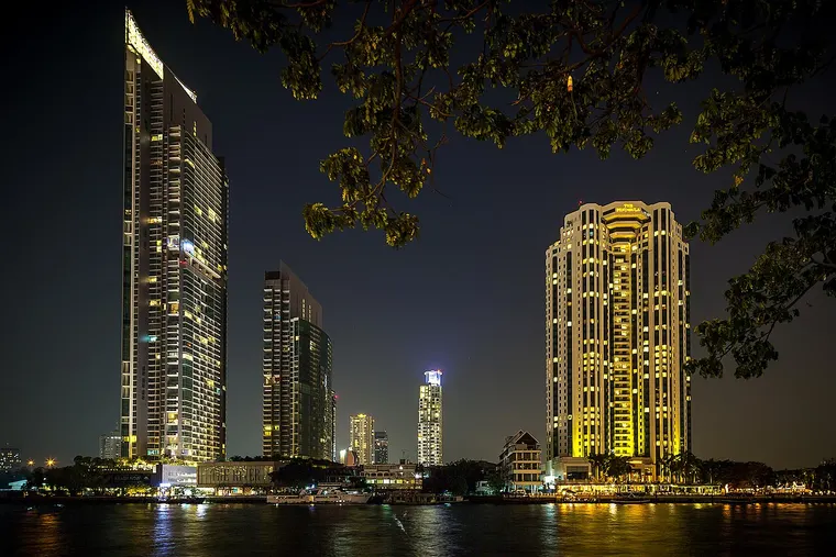 Oświetlone wieżowce nad rzeką Chao Phraya w Bangkoku nocą