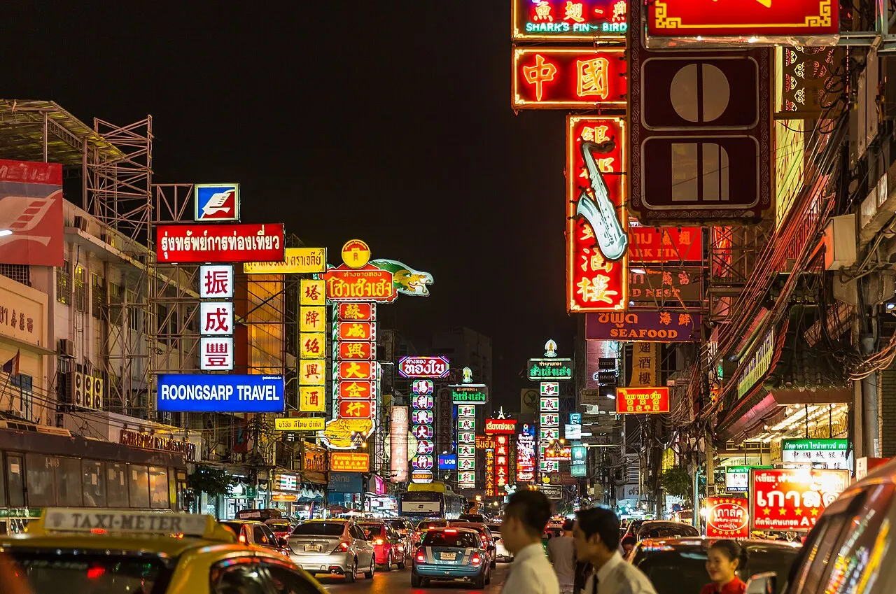 Neony nad ulicą Yaowarat w Chinatown w Bangkoku nocą