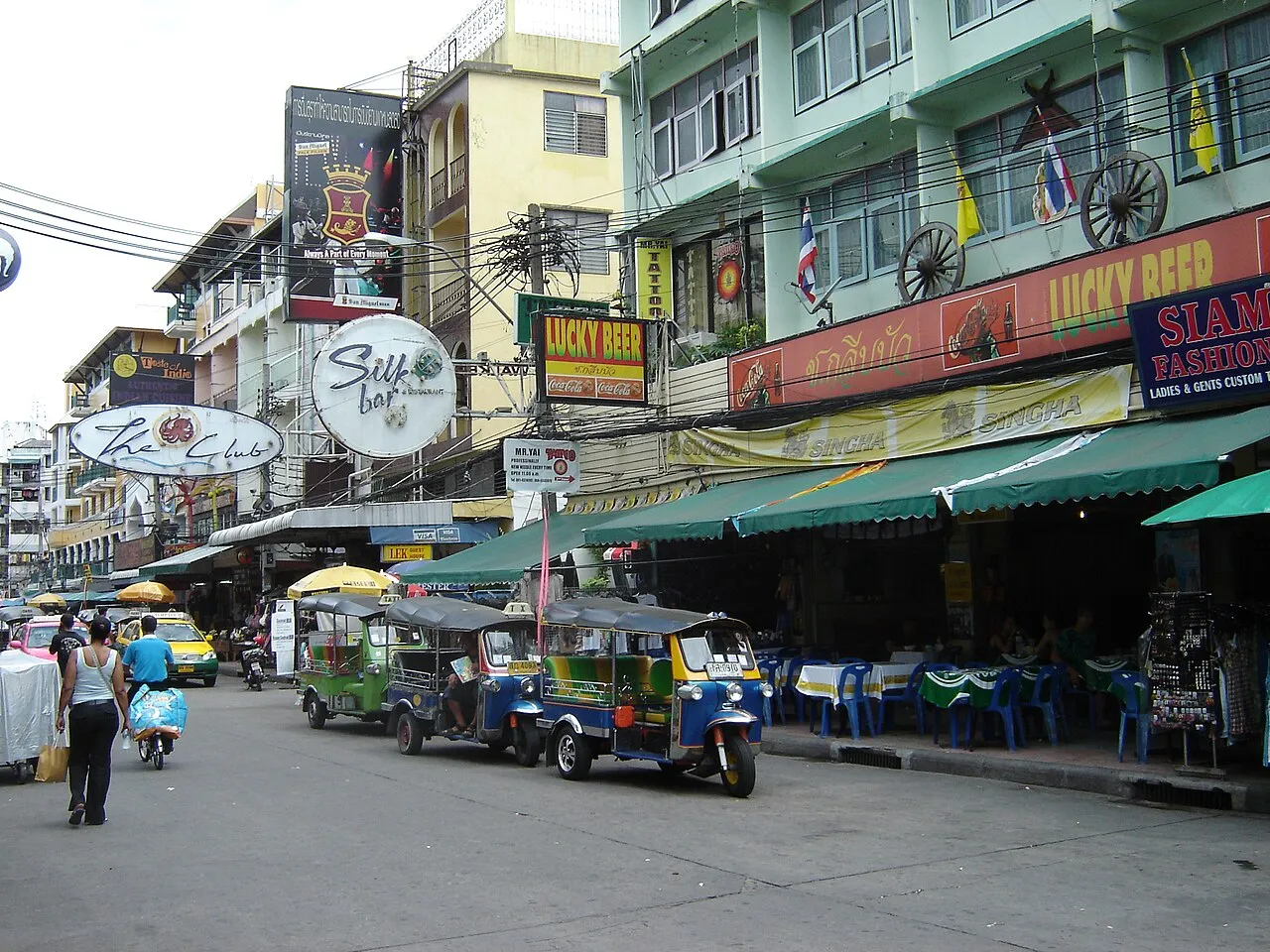 Ulica Khao San Road w Bangkoku z restauracjami, szyldami i tuk-tukami