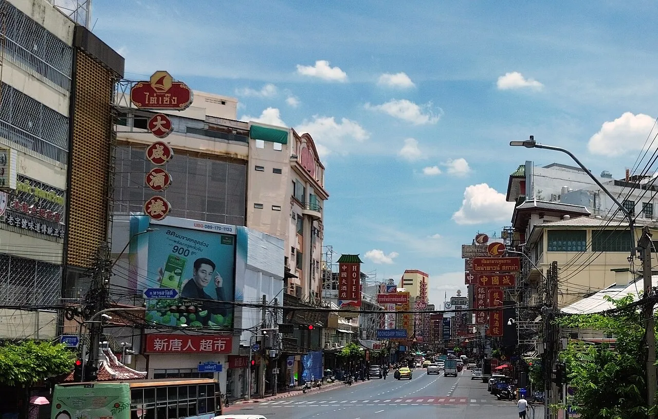 Ulica Yaowarat w bangkokijskiej Chinatown z chińskimi szyldami