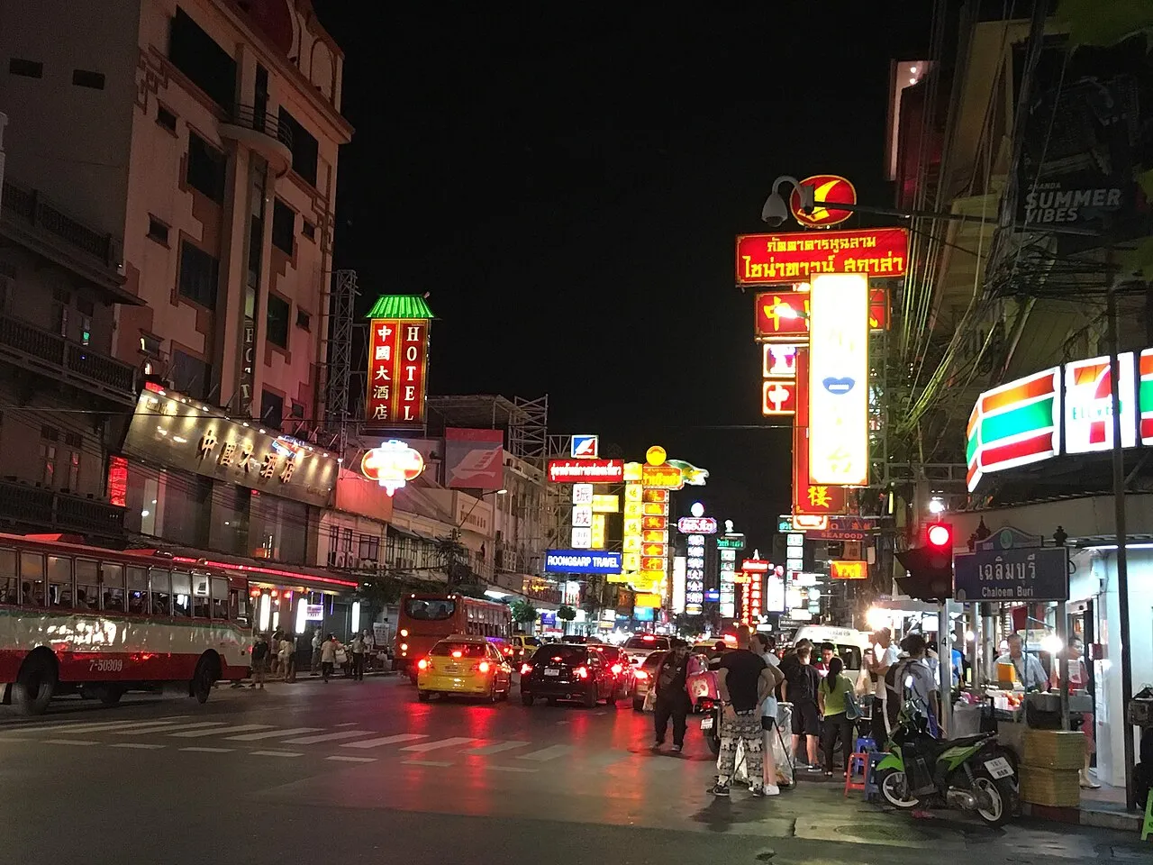 Ulica Yaowarat w bangkockim Chinatown nocą, z neonami i ruchem ulicznym