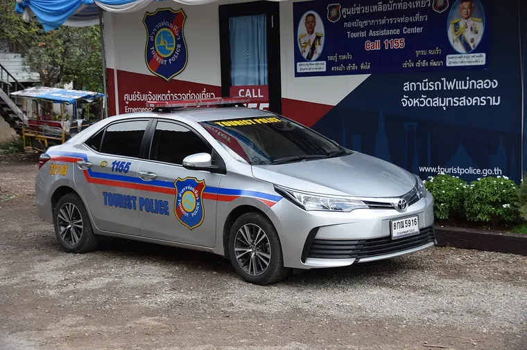 Radiowóz policji turystycznej zaparkowany przed punktem pomocy dla turystów w Tajlandii