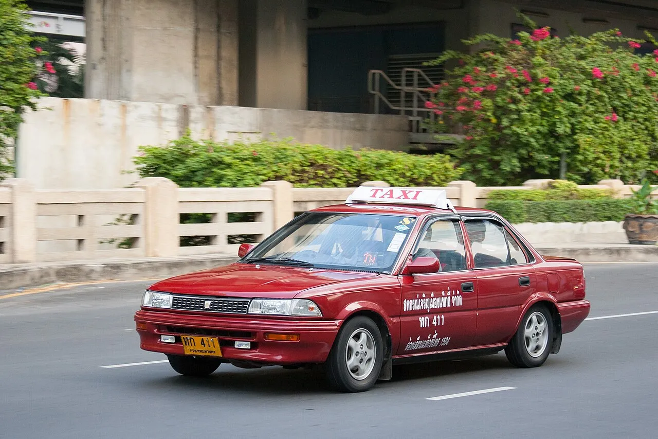 Taksówka z taksometrem na ulicy Bangkoku