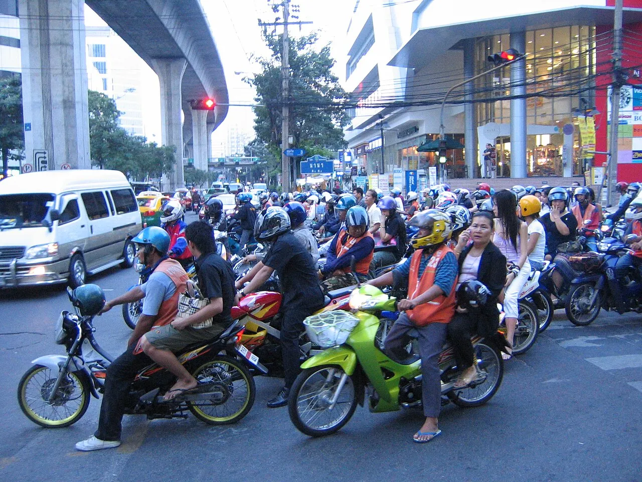 Motocykliści czekający na zielone światło na skrzyżowaniu w Bangkoku