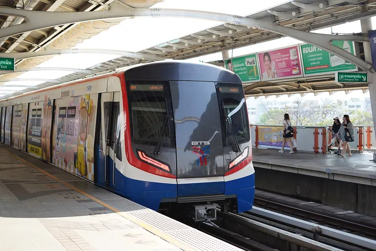 Pociąg BTS Skytrain linii Sukhumvit przy peronie stacji Mo Chit w Bangkoku