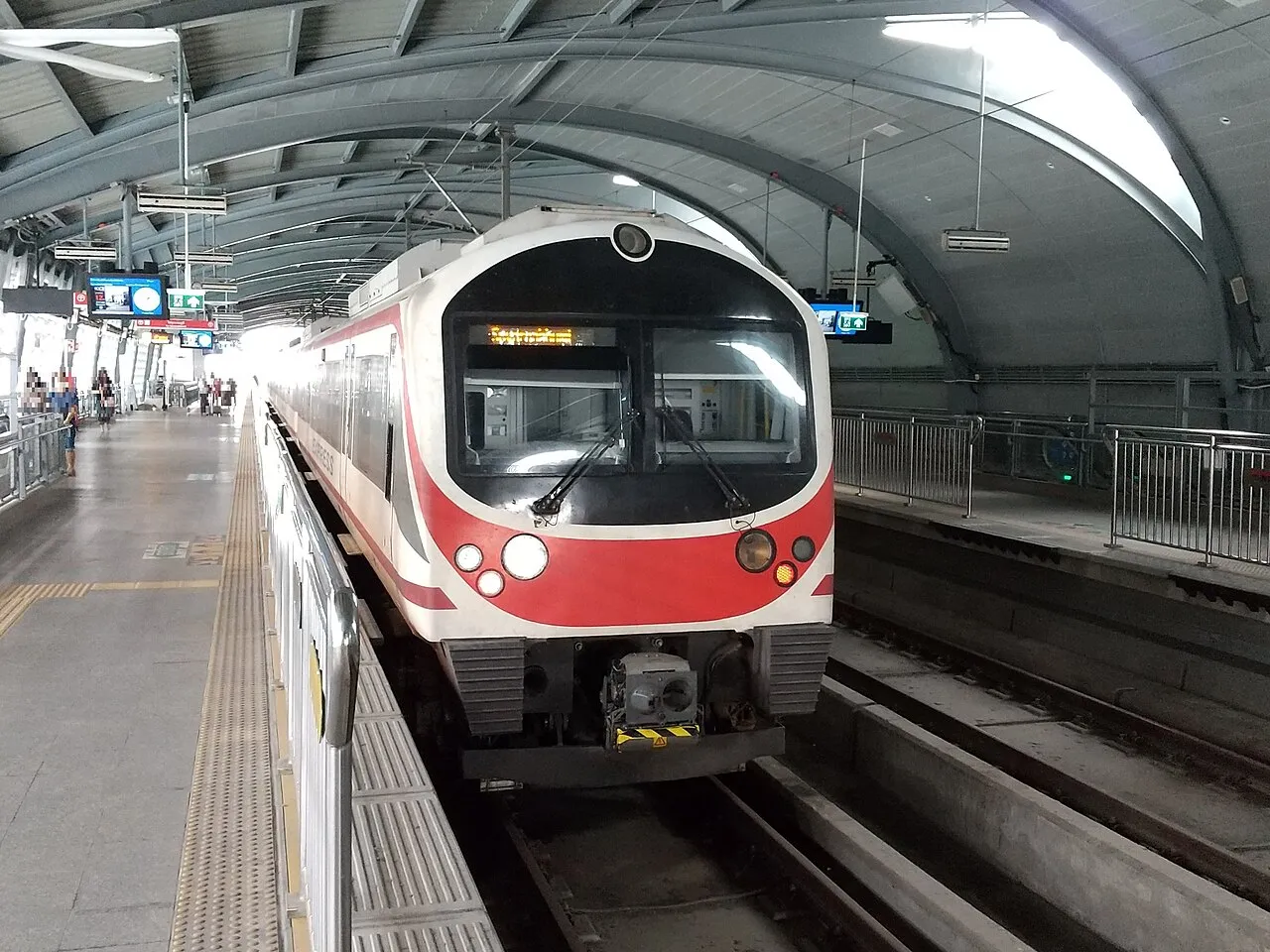 Pociąg Airport Rail Link przy peronie stacji Phaya Thai w Bangkoku