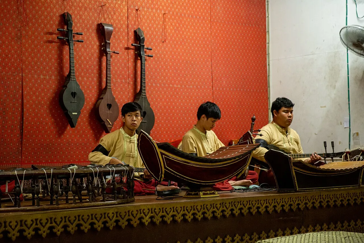 Muzycy grający na tradycyjnych instrumentach podczas kolacji khantoke w Chiang Mai