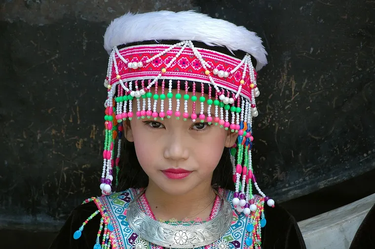 Dziewczynka z ludu Hmong w haftowanym stroju i ozdobnym nakryciu głowy