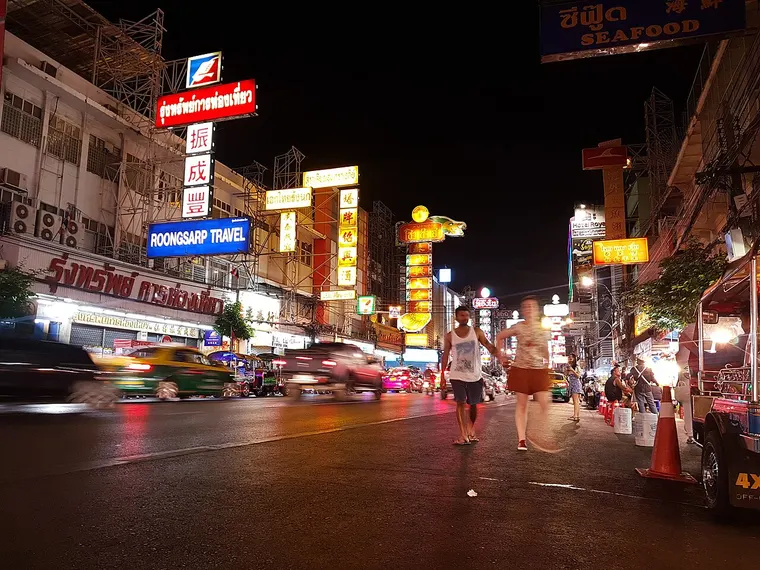 Rozświetlona neonami ulica Yaowarat w bangkokijskim Chinatown nocą