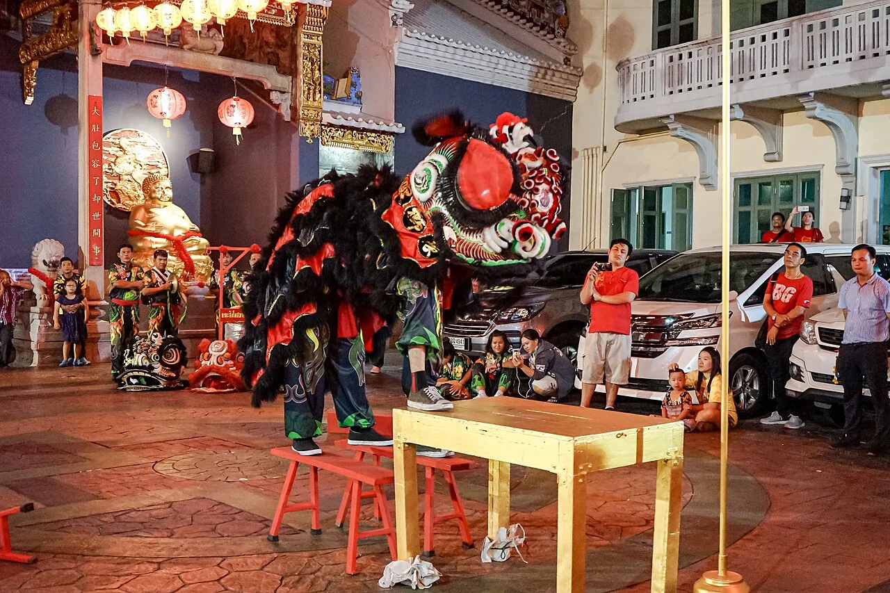 Taniec lwa na ulicy w bangkokijskim Chinatown