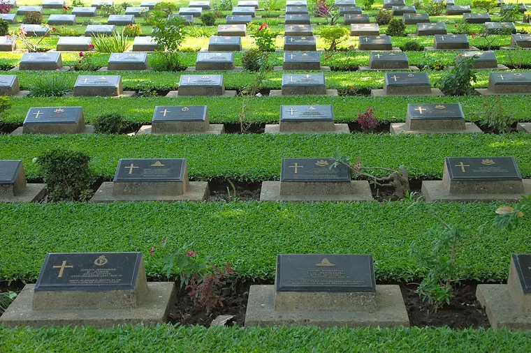 Rzędy nagrobków na cmentarzu wojennym w Kanchanaburi