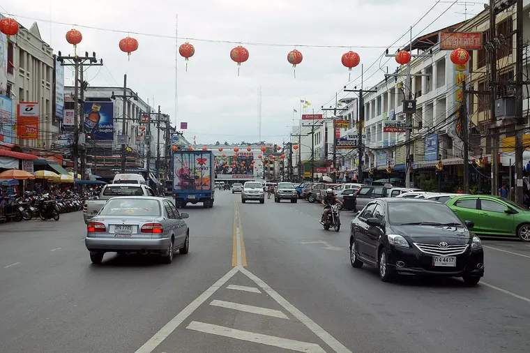 Ruchliwa ulica w centrum miasta Krabi z czerwonymi lampionami
