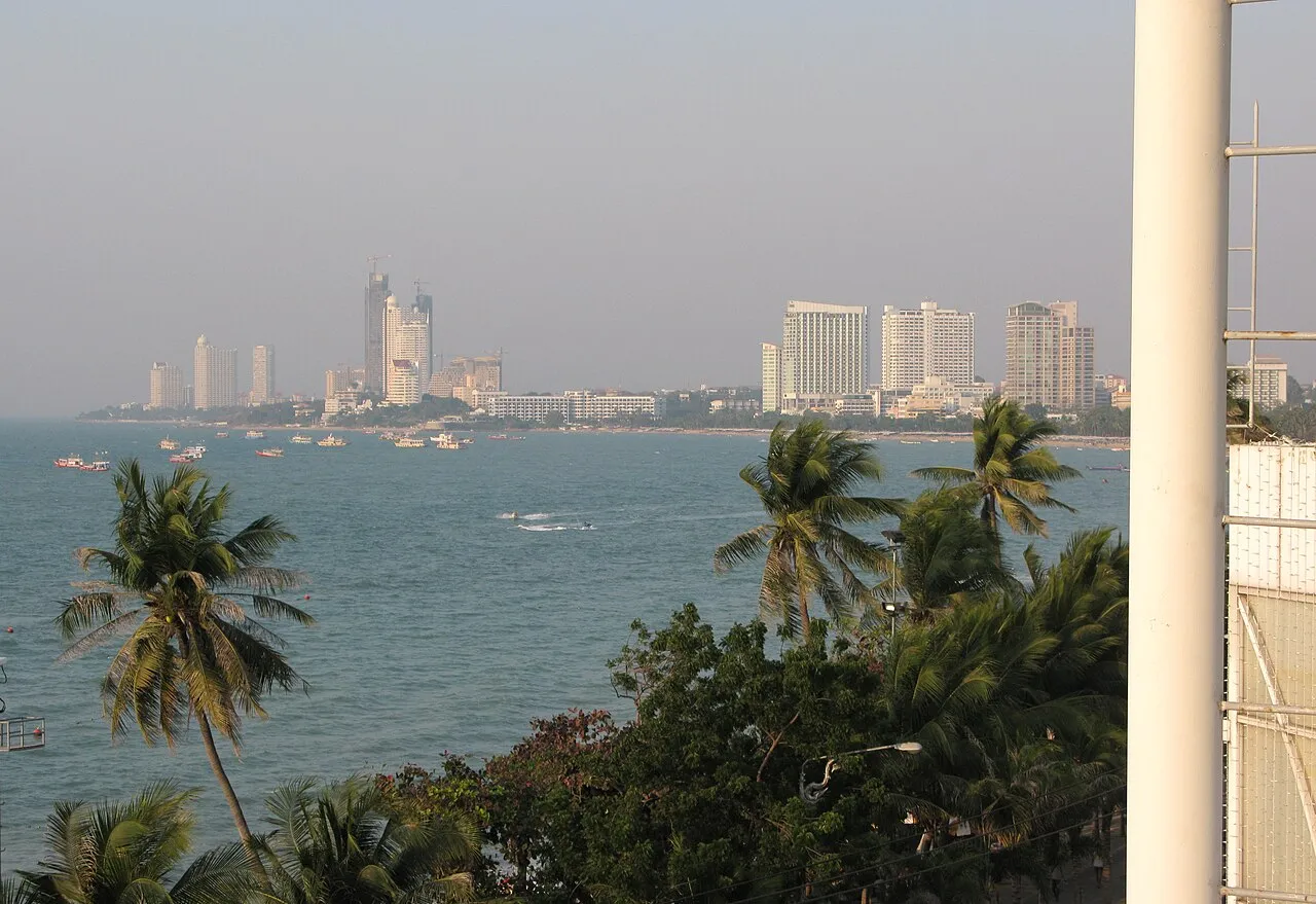 Zatoka Pattaya widziana z plaży, na horyzoncie wieżowce miasta