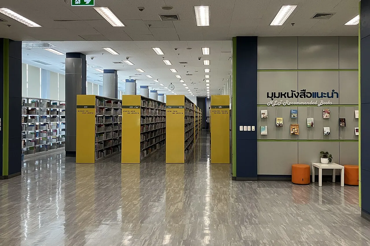 Regały z książkami w Narodowej Bibliotece Tajlandii