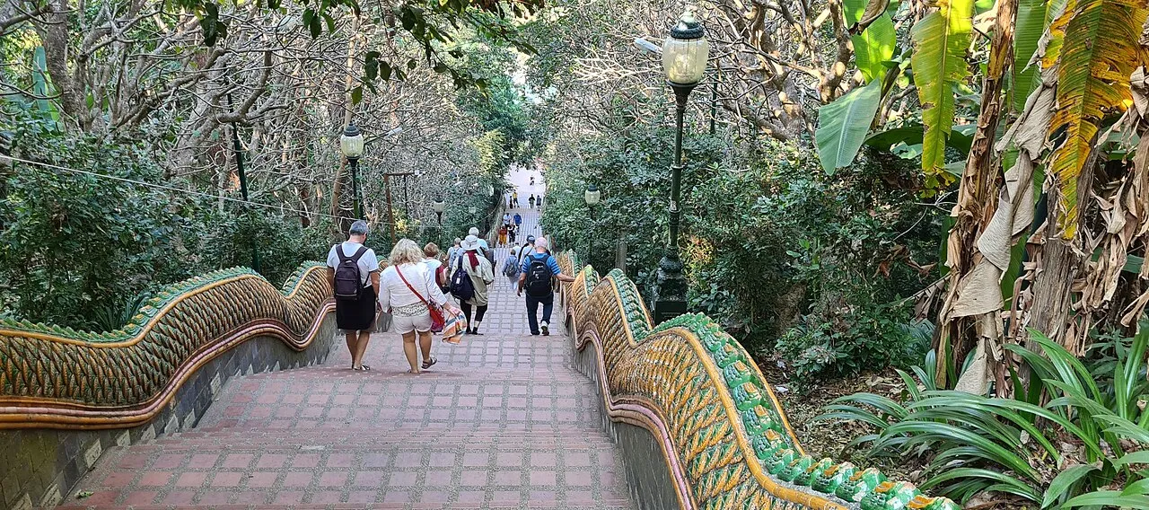 Schody z nagami prowadzące do świątyni Wat Phra That Doi Suthep