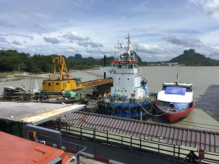 Port Don Sak z holownikiem i promem w prowincji Surat Thani