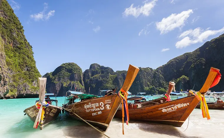 Łodzie longtail na plaży Maya Bay na wyspie Ko Phi Phi Leh