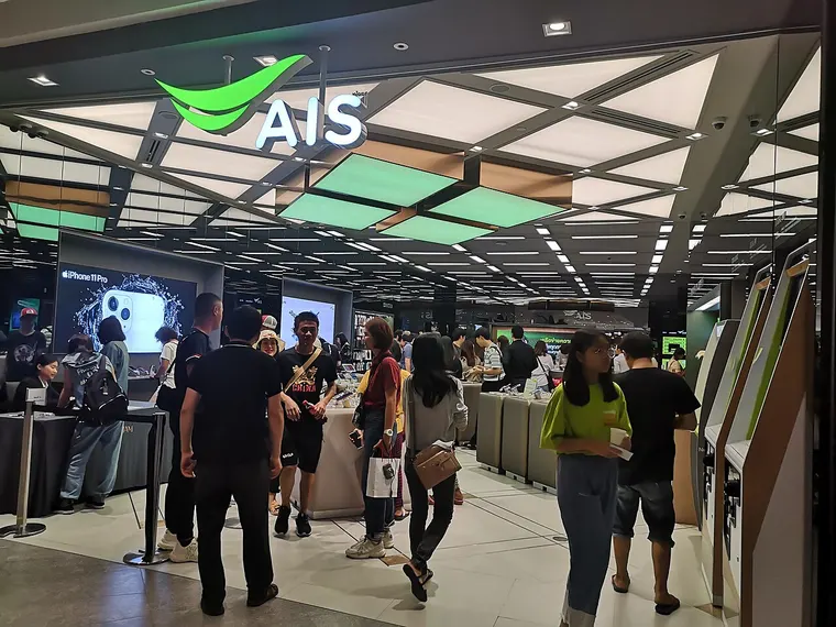 Salon operatora AIS w centrum handlowym Icon Siam w Bangkoku, klienci przy stanowiskach obsługi