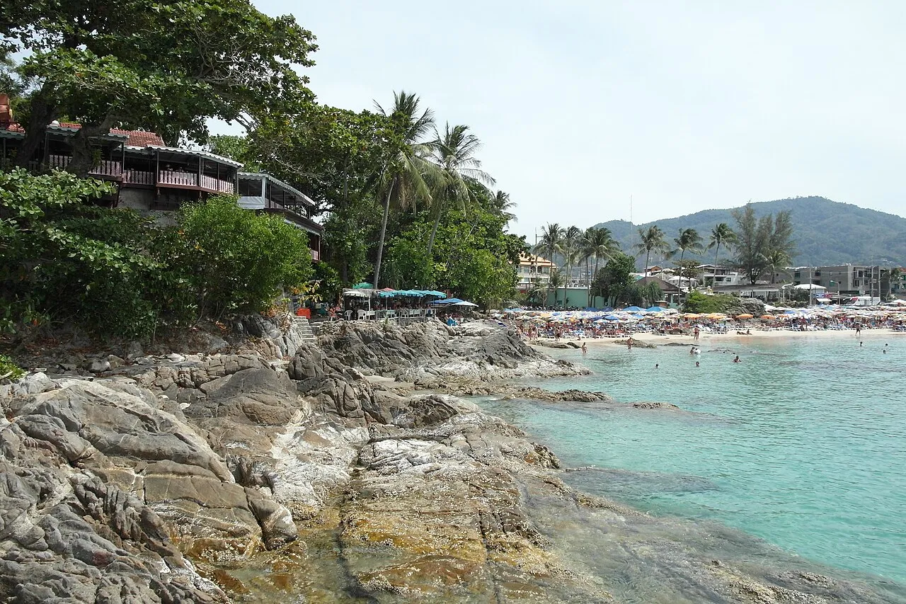 Skalisty brzeg i turkusowa woda przy plaży Patong na Phuket