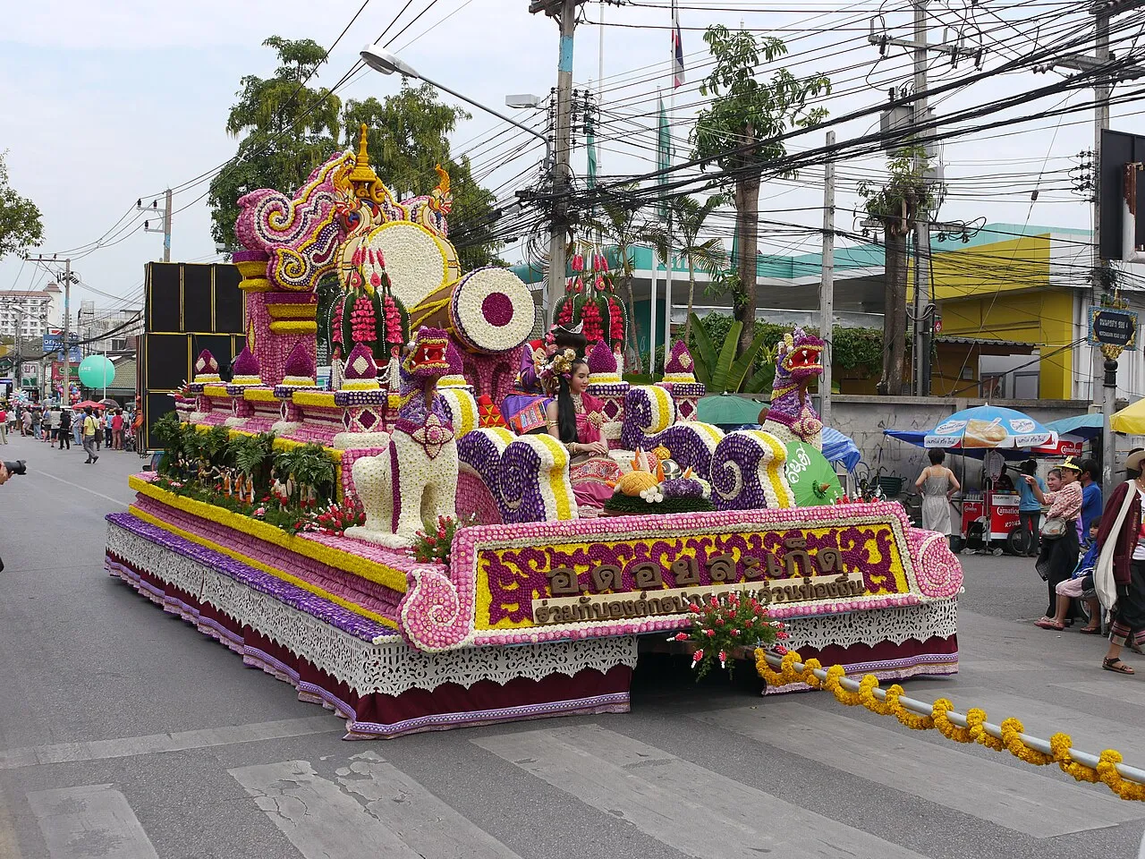 Platforma z kwiatów podczas parady Festiwalu Kwiatów w Chiang Mai