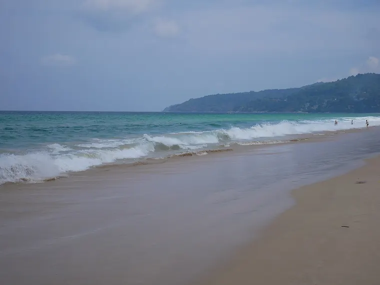 Plaża Karon na Phuket z falami i wzgórzami w tle
