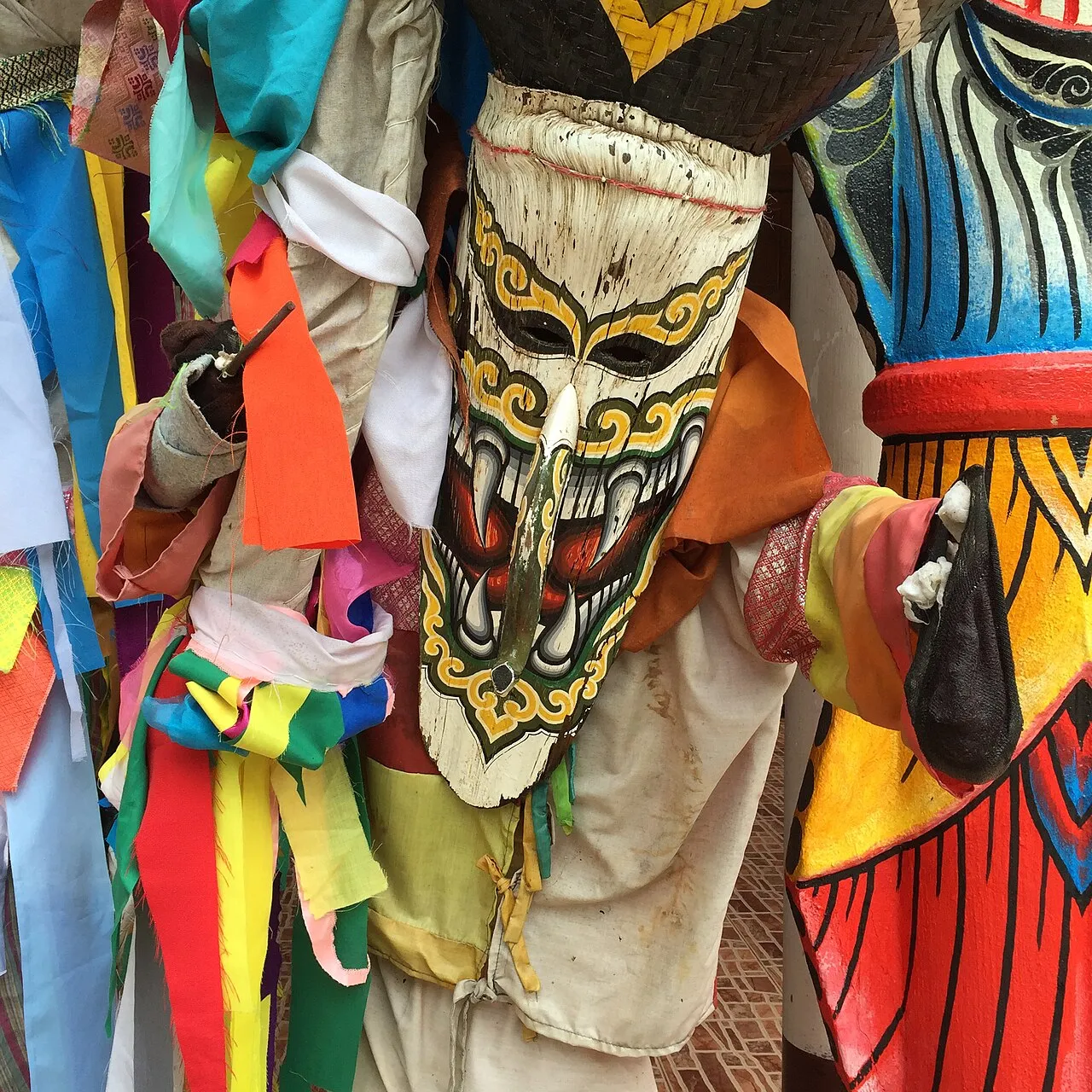 Maska i kolorowy strój festiwalu Phi Ta Khon w Dan Sai w prowincji Loei