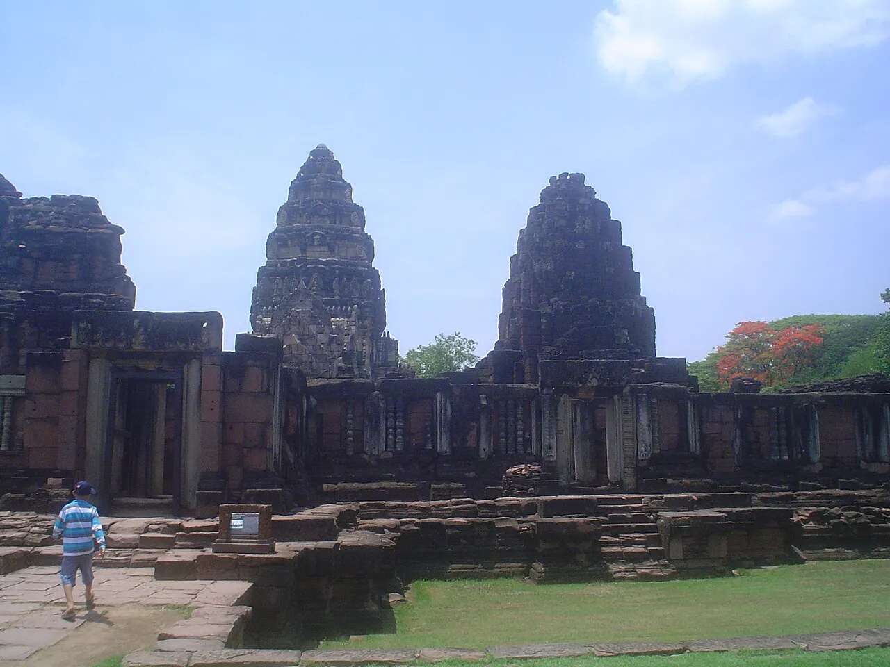 Zabytkowe wieże świątyni Prasat Phimai