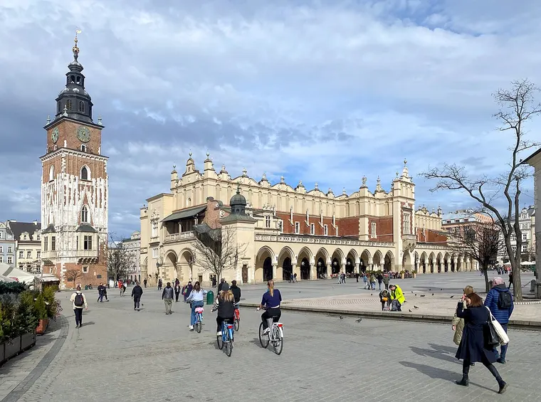 Rynek Główny w Krakowie z Sukiennicami i wieżą ratuszową