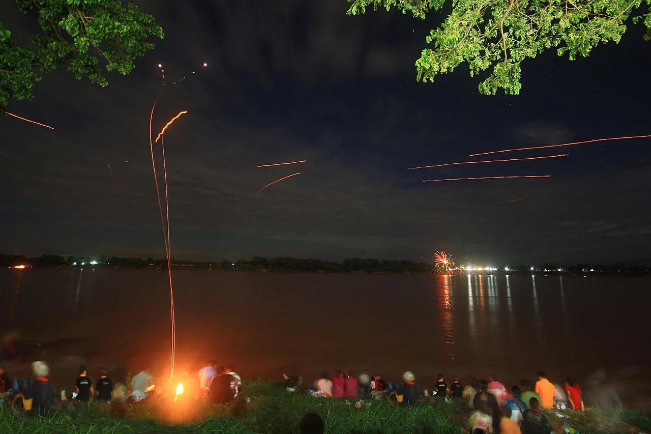 Ogniste kule Nagi nad Mekongiem w Nong Khai