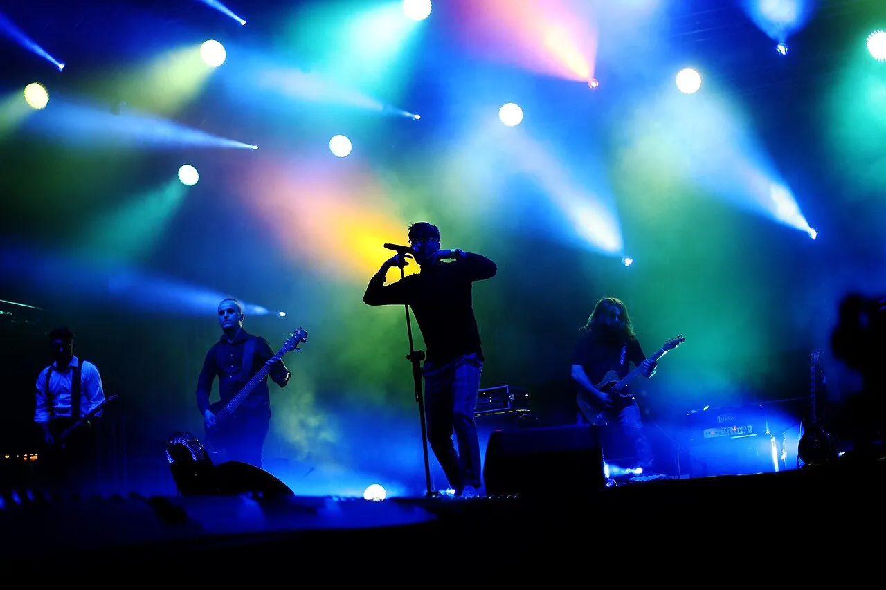 Koncert na scenie podczas poznańskich Juwenaliów