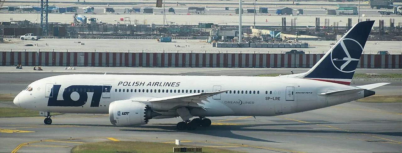 Boeing 787 Dreamliner PLL LOT kołujący na lotnisku Suvarnabhumi w Bangkoku