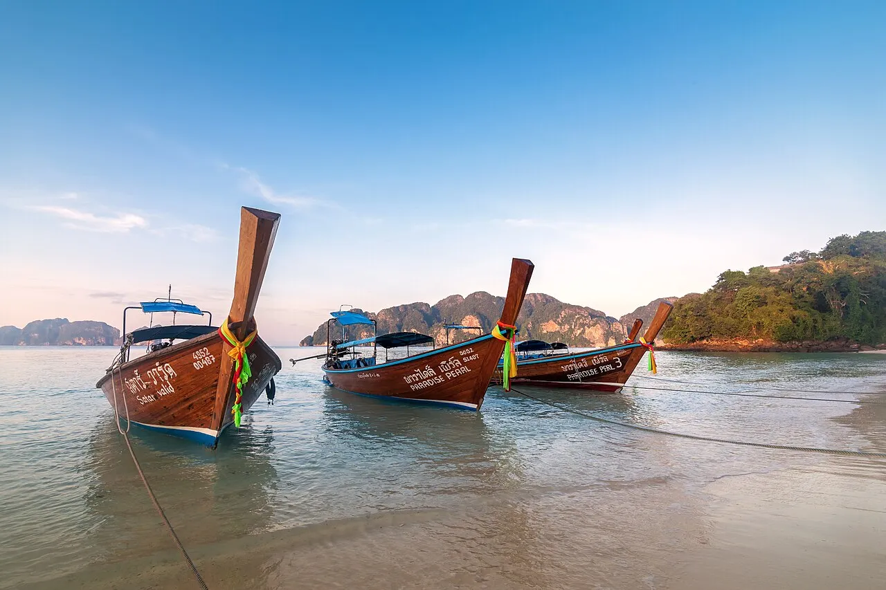 Łodzie longtail zacumowane przy plaży na Ko Phi Phi Don