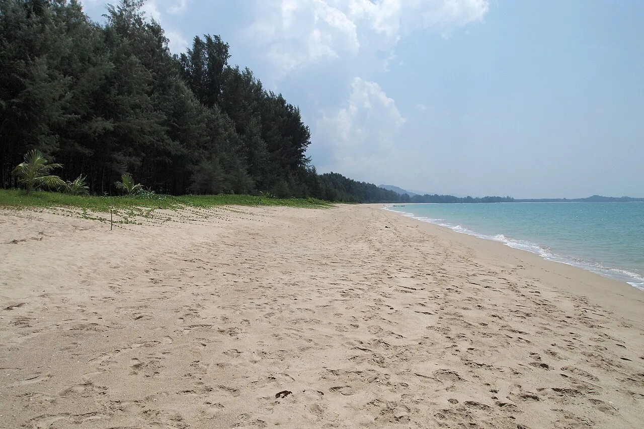 Piaszczysta plaża Khao Lak nad Morzem Andamańskim