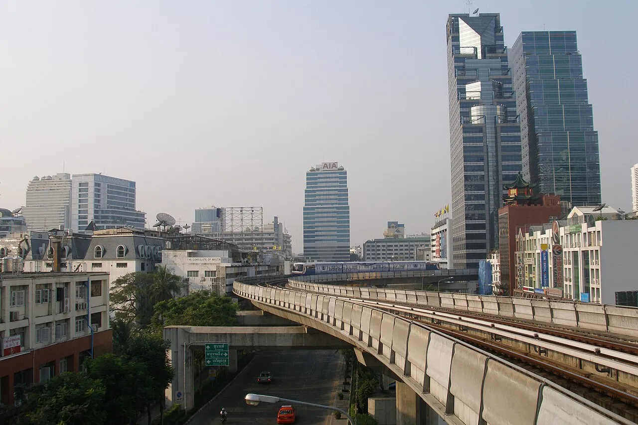 Panorama Bangkoku z wieżowcami i estakadą kolejki BTS Skytrain