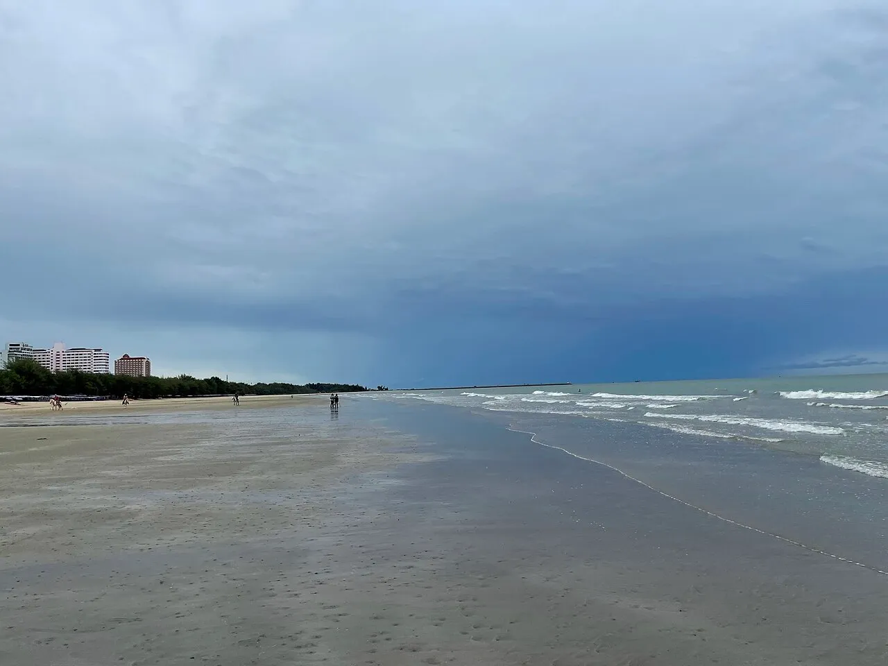 Pusta plaża w Hua Hin pod pochmurnym niebem