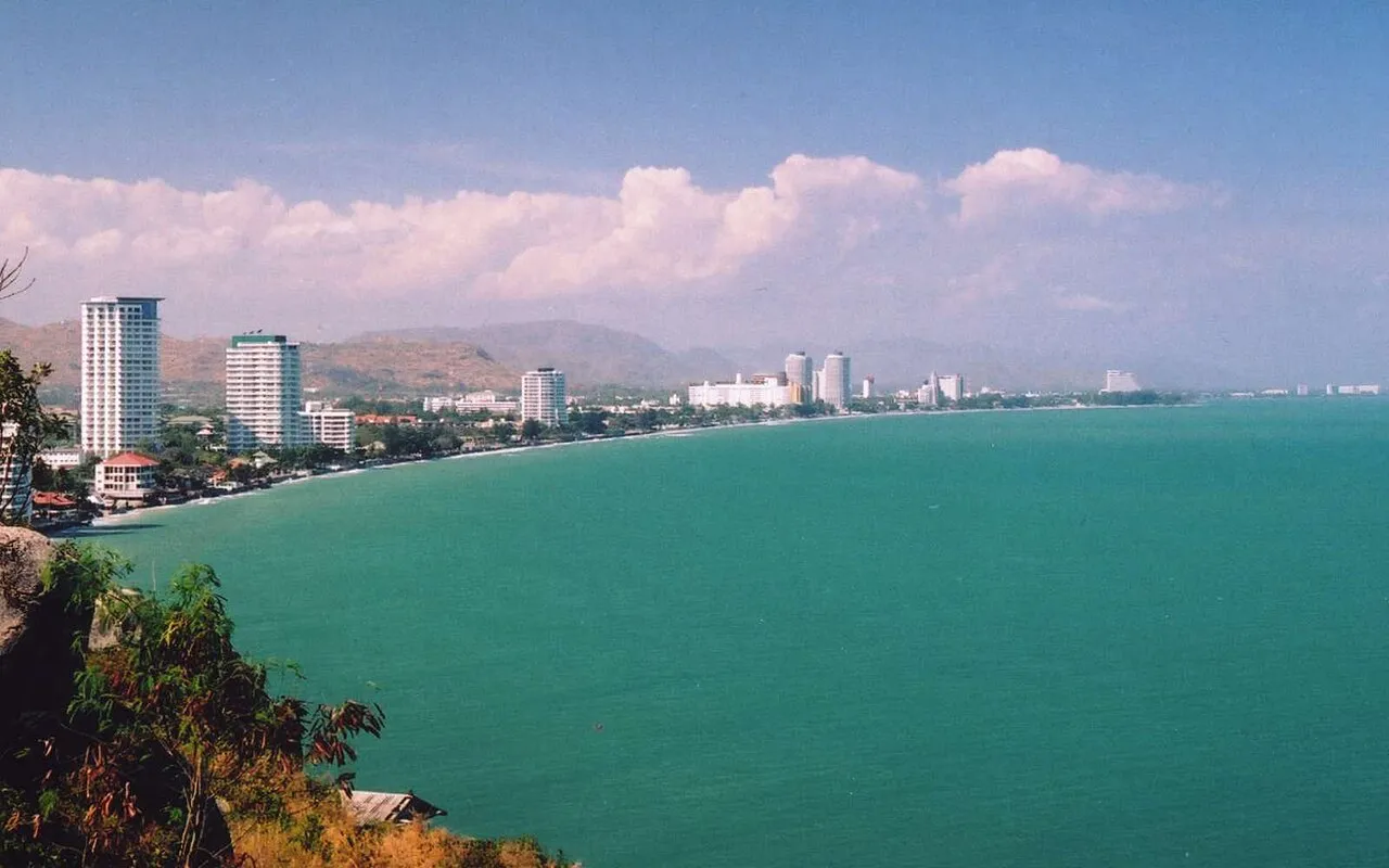 Panorama wybrzeża Hua Hin z hotelami nad zatoką