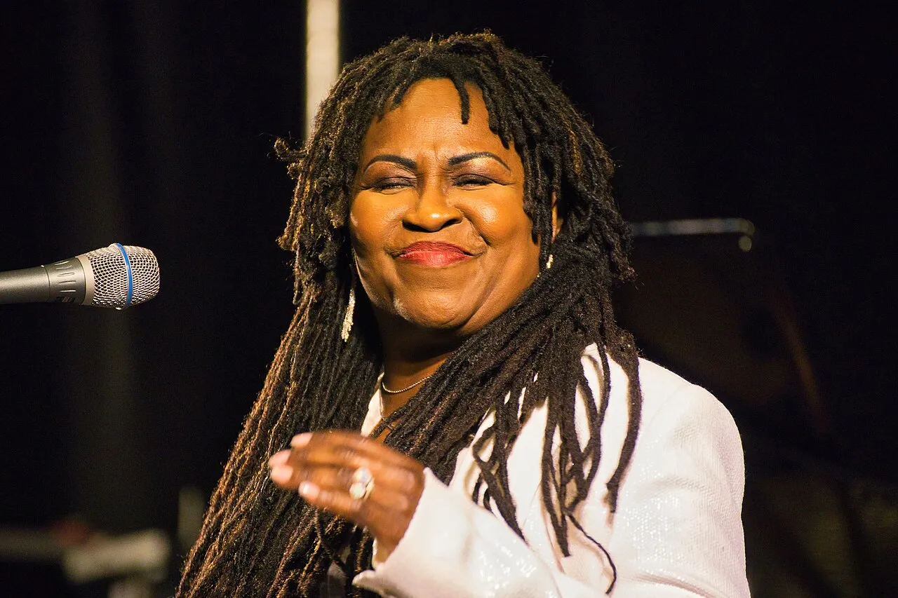 Wokalistka jazzowa Paulette McWilliams na scenie