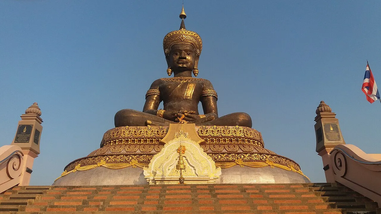 Posąg Buddy Phra Buddha Maha Thammaracha w Phetchabun