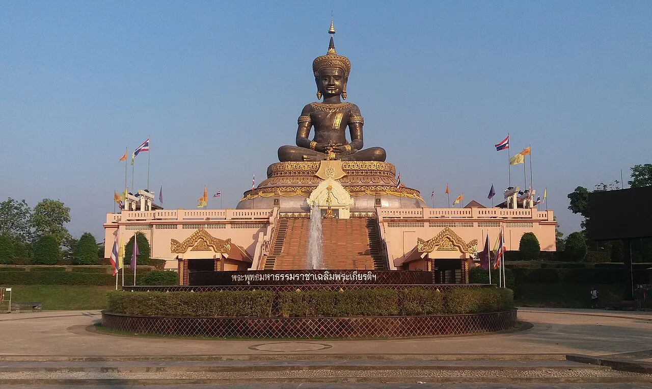 Pomnik Buddy w Phetchabun na tle nieba