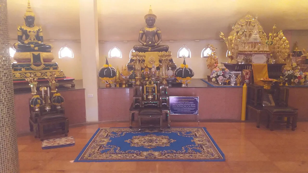 Posągi Buddy w sanktuarium w Phetchabun
