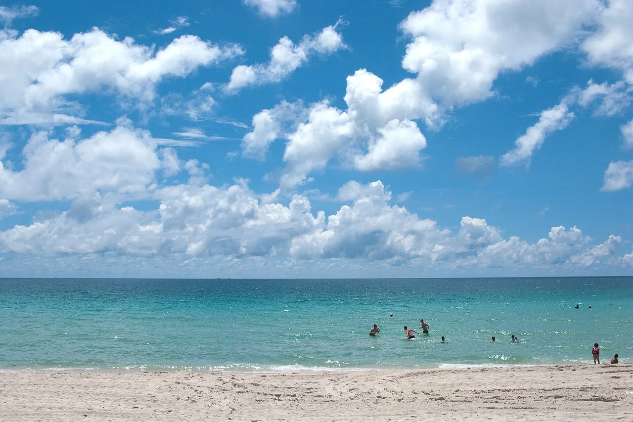 Turkusowe morze pod błękitnym niebem na plaży na Ko Samui