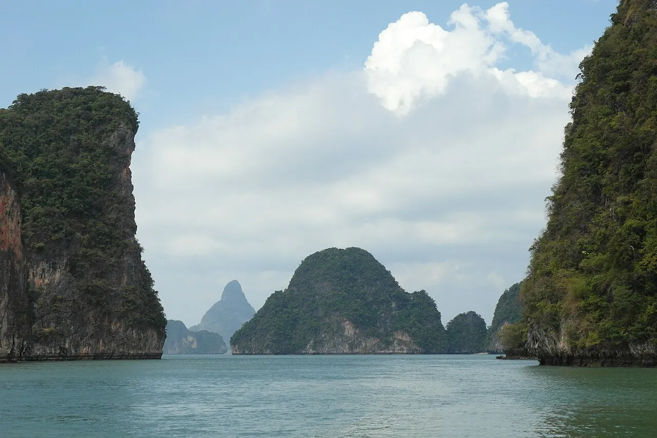 Skaliste wysepki archipelagu Hong w prowincji Krabi