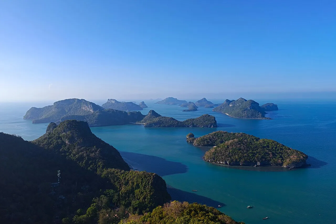 Panorama zielonych wapiennych wysp parku morskiego Ang Thong na błękitnym morzu, widziana z punktu widokowego