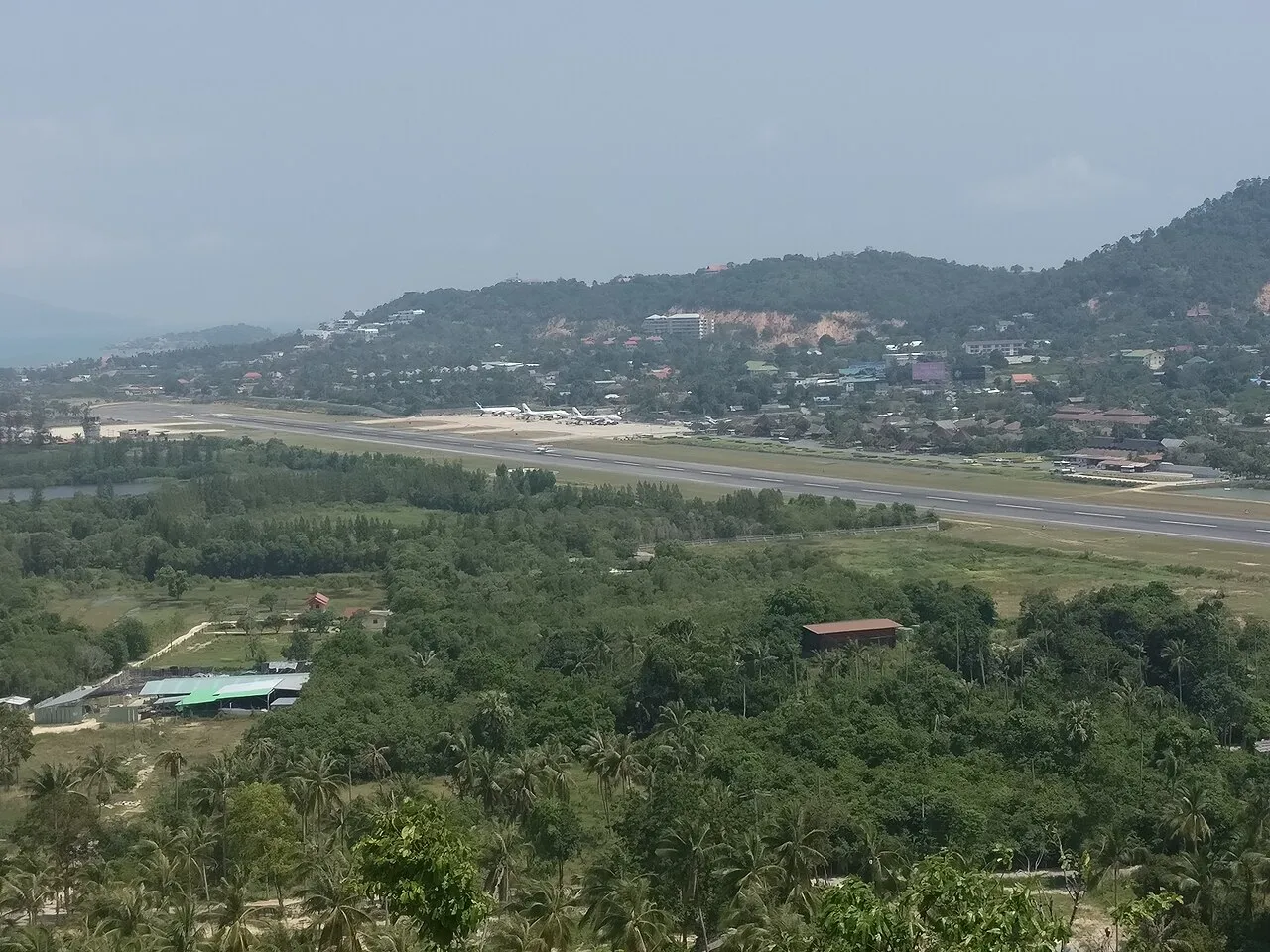 Lotnisko na Koh Samui widziane ze wzgórza