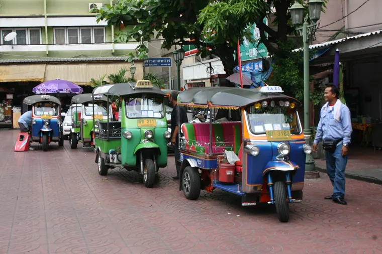 Tuk-tuki na ulicy w Bangkoku