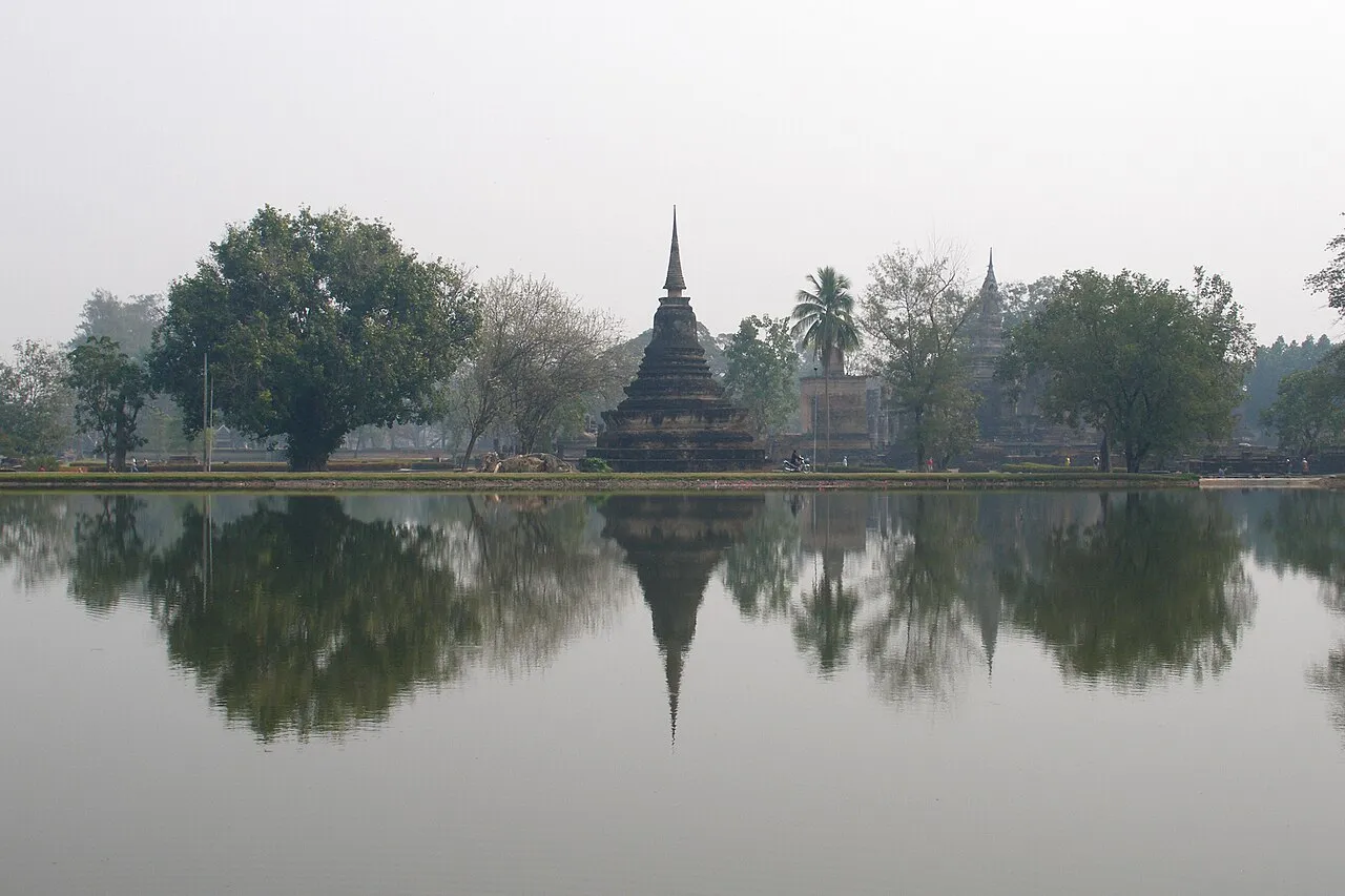 Stupy odbijające się w jeziorze w parku historycznym Sukhothai